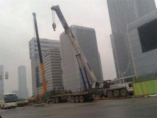友好区“自动找平”—— 吊车的 “平地神器” 技术