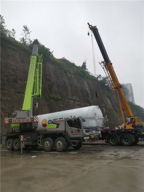 友好区“不怕风雨冻”—— 吊车的 “恶劣环境适应” 技术